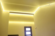 Натяжной потолок желтый с LED в коридоре