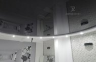 Черный глянцевый потолок со светильниками