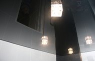 Черный глянцевый потолок в ванной
