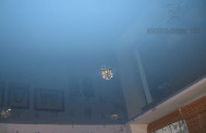 Натяжной потолок глянцевый голубой в спальне
