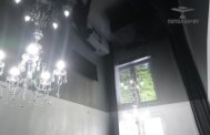 Черный натяжной потолок в зале