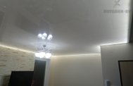 Глянцевый потолок с подсветкой в гостиной