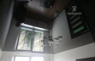 Глянцевый черный потолок в гостиной
