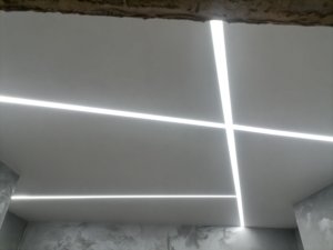Потолок в коридоре со световыми линиями