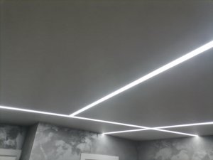 Матовый натяжной потолок со светодиодными линиями