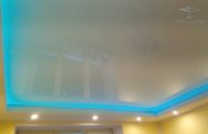Натяжной потолок с LED и светильниками