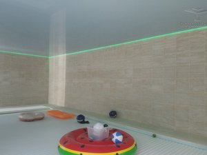 Глянцевый потолок в бассейне с подсветкой по периметру
