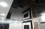 Натяжной потолок черный в зале