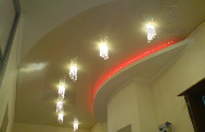 Натяжной потолок глянцевый белый с подсветкой в прихожей