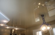 Глянцевый и матовый натяжной потолок на кухне