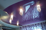 Натяжной потолок глянцевый пурпурный на кухне