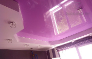 Натяжной потолок глянцевый пурпурный светлый на кухне