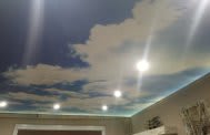 Фотопечать небо и облака и подсветка на натяжном потолке