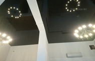 Глянцевые черные потолки в кафе