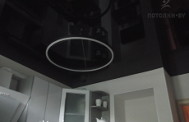 Глянцевый натяжной потолок на кухне