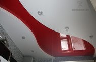 Натяжной потолок белый и красный на кухне