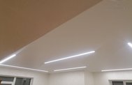 Белый матовый натяжной потолок и световые линии