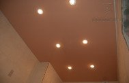 Натяжной потолок глянцевый персиковый в ванной