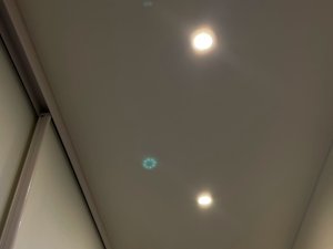 Матовый потолок со светильниками коридор