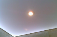 Натяжной потолок с подсветкой в ванной