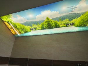 Фотопечать и подсветка на натяжном потолке