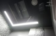 Световая линия на черном натяжном потолке