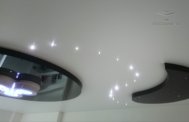 Двухуровневый потолок с люстрой и подсветкой LED