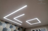 Световые линии на потолке в спальне