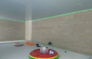 Глянцевый голубой натяжной потолок с подсветкой RGB