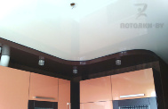 Натяжной потолок глянцевый белый на кухне