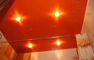 Натяжной потолок в ванной красный глянец